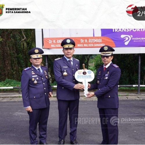 Pimpin Upacara Harhubnas, Wali Kota Samarinda terima bantuan mobil uji kelaikan teknis dan launching kartu parkir berlangganan